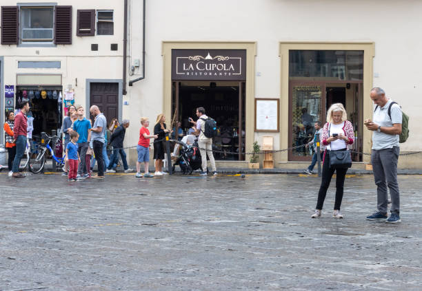 туристы на площади дуомо флоренции в тоскане, италия - renaissance florence italy piazza duomo italy стоковые фото и изображения