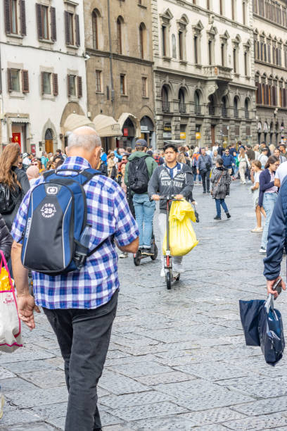 туристы на площади дуомо флоренции в тоскане, италия - renaissance florence italy piazza duomo italy стоковые фото и изображения