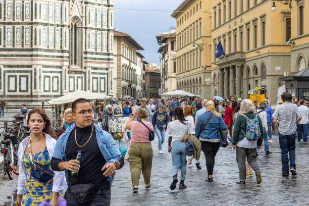 туристы на площади дуомо флоренции в тоскане, италия - renaissance florence italy piazza duomo italy стоковые фото и изображения