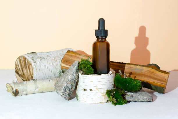Glass dropper brown bottle cosmetic oil,cream,essential,serum on wooden stump podium,bark tree,green moss with hard shadow.natural organic eco spa cosmetics,medicine.Herbal homeopathic products mockup gotero de vidrio aceite cosmético de botella marrón, crema, esencial, suero en el podio del tocón de madera, árbol de corteza, musgo verde con hard shadow.natural orgánico eco spa cosméticos, medicina. maqueta de productos homeopáticos a base de hie