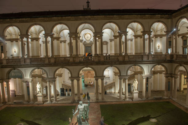 chiostro della pinacoteca di brera illuminato di notte - art museum art university entertainment foto e immagini stock