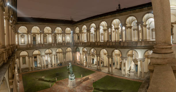 chiostro della pinacoteca di brera illuminato di notte - art museum art university entertainment foto e immagini stock