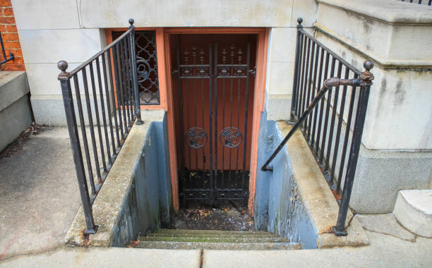 escadarias do porão york - basement staircase old steps - fotografias e filmes do acervo