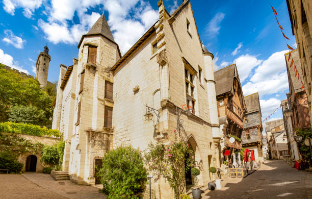 chinon, francia en valle del loira - chinon fotografías e imágenes de stock