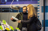 junges-paar-beim-einkaufen-auf-dem-lokal