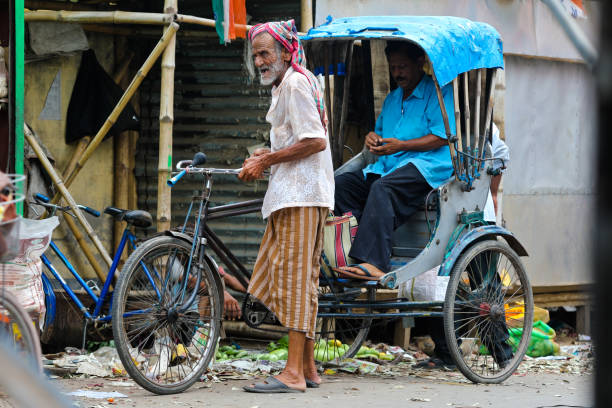 portrait d’un vieil homme dans un marché fermier de campagne - soi bangla photos et images de collection