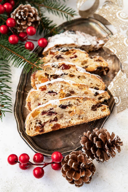 gâteau traditionnel de noël stollen - walnut bread photos et images de collection