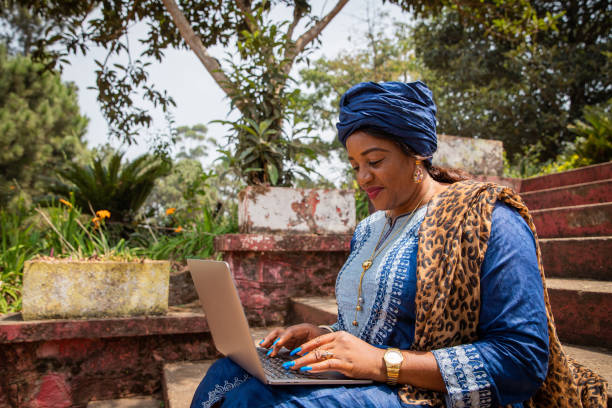 afrykanka pracuje przy użyciu laptopa, 50-letnia pani i technologia. - african descent confidence african culture education zdjęcia i obrazy z banku zdjęć