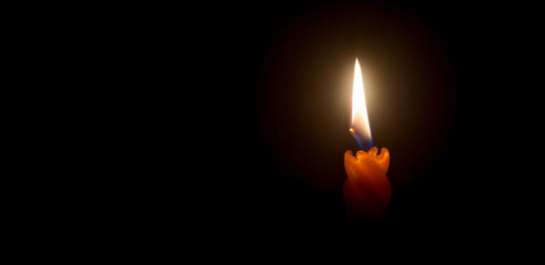 燃えるろうそくの炎や光が美しいspに輝く - candlestick holder single object zen like decoration ��ストックフォトと画像