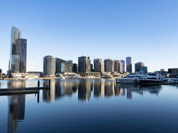 отражение городского горизонта на воде - melbourne cityscape clear sky day стоковые фото и изображения