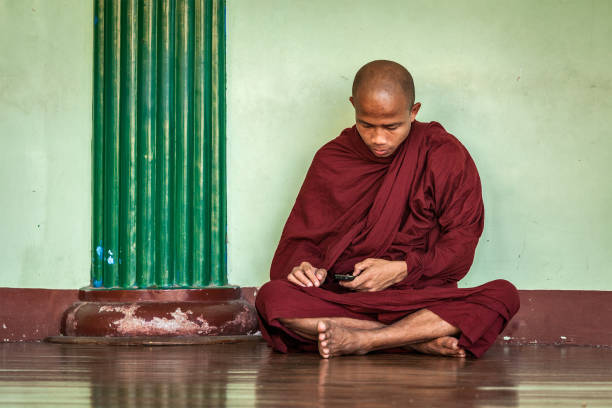 シュエダゴンパゴダで電話を持つ仏教の僧侶 - shwedagon pagoda 写真 ストックフォトと画像