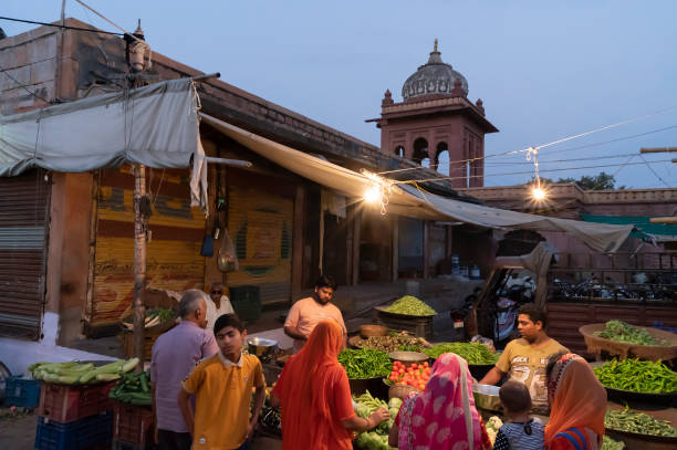 인도 라자스탄 조드푸르에 있는 유명한 사르다르 시장과 간타 가르 시계탑의 라자스탄 구매자와 판매자. 블루 아워 이미지. - sardar market 뉴스 사진 이미지