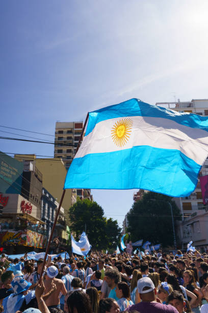 i tifosi di calcio argentini felici festeggiano la vittoria di una partita finale della coppa del mondo fifa qatar 2022. - fifa world cup foto e immagini stock