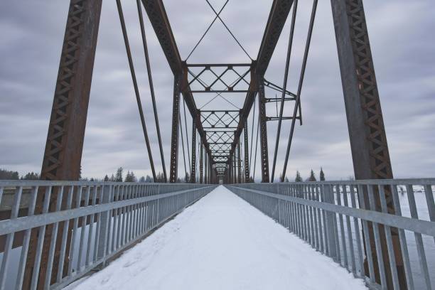 ponte de caminhada no inverno em idaho. - old bridge - fotografias e filmes do acervo