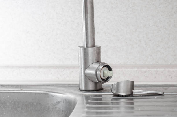 kaputter wasserhahngriff in der küchenspüle - unstuck stock-fotos und bilder