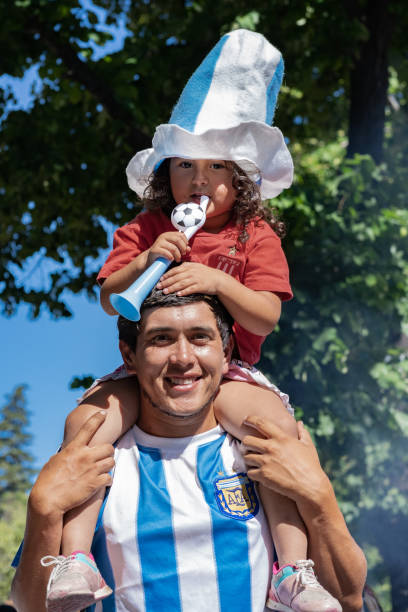 fan ze swoim córeczkiem świętuje, że argentyna wygrała mistrzostwa świata fifa 2022 w katarze - qatar doha family arabia zdjęcia i obrazy z banku zdjęć