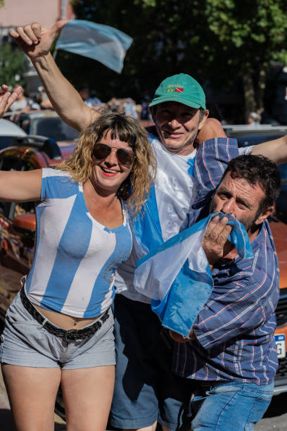 die fans feiern argentiniens gewinn der fifa fussball-weltmeisterschaft 2022 in katar. - argentina qatar stock-fotos und bilder