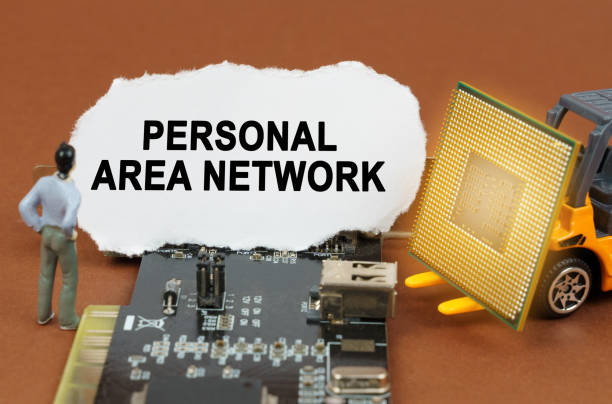 на �доске с микросхемами лежит бумажная тарелка с надписью - personal area network - computer network topology стоковые фото и изображения