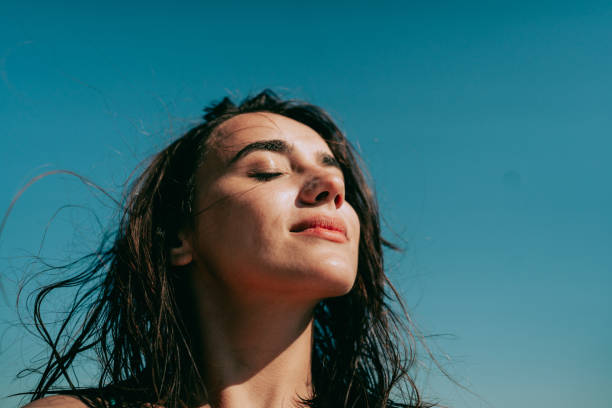 summer selfie - met de ogen dicht fotos stockfoto's en -beelden