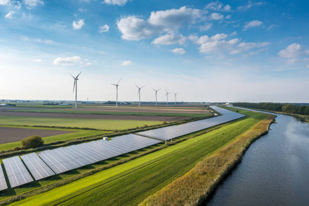 energía eólica, solar y hídrica. - energía de viento fotografías e imágenes de stock