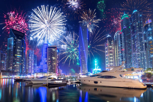 spettacolo pirotecnico di capodanno a dubai, emirati arabi uniti - firework display pyrotechnics cityscape high up foto e immagini stock