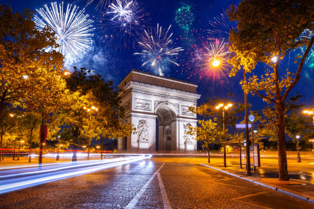 fuochi d'artificio di capodanno sull'arco di trionfo a parigi. francia - firework display pyrotechnics cityscape high up foto e immagini stock