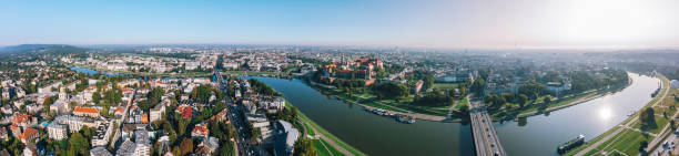 veduta aerea dello skyline di cracovia in polonia - fiume vistola foto e immagini stock