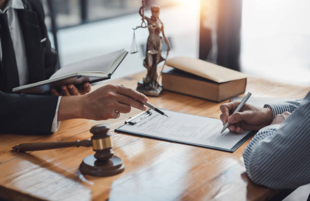 Sign the agreement The Concept of Legal Procedure and Litigation. Sign the agreement The Concept of Legal Procedure and Litigation. lawyers stock pictures, royalty-free photos & images