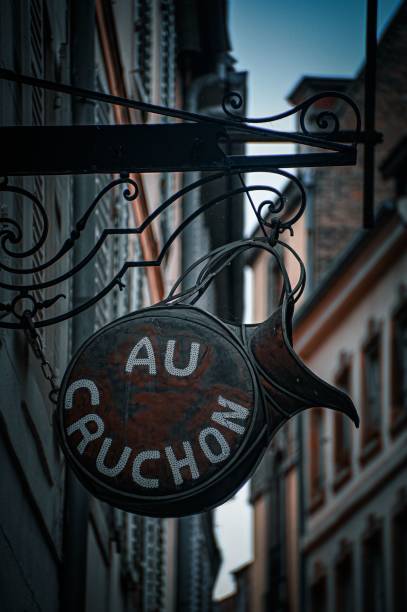 restaurant au cruchon w mieście strasburg - antiquite zdjęcia i obrazy z banku zdjęć