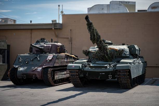 sherman m4 a3 z czasów ii wojny światowej i leyland motors chieftain mk 10 - chieftain tank zdjęcia i obrazy z banku zdjęć