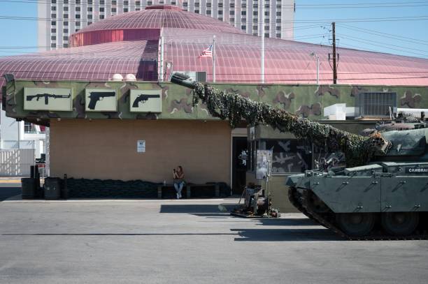 czołg big leyland motors chieftain mk 10 zaparkowany przed amerykańskim sklepem z bronią - chieftain tank zdjęcia i obrazy z banku zdjęć