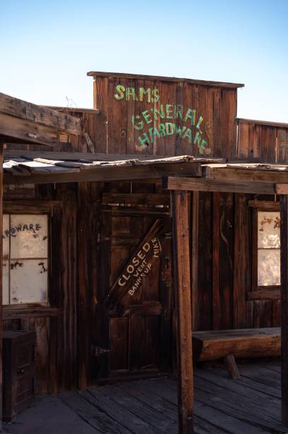 geschlossener alter eisenwarenladen in der wildweststadt. - hardware store town old west stock-fotos und bilder