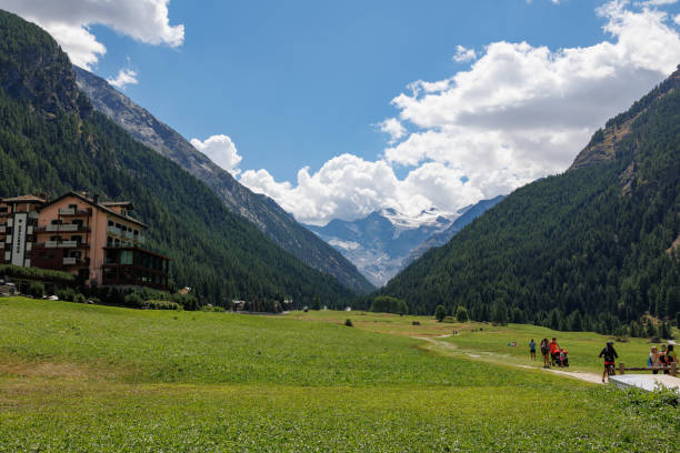 chaîne de montagnes des alpes italiennes par une journée d’été ensoleillée - vue sur la prairie verte et le ciel bleu - grass area hill sky mountain range photos et images de collection