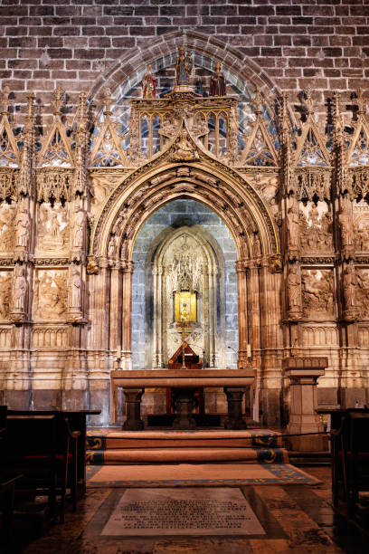 chapel of the relic of the holy grail inside valencia cathedral, holy chalice, spain - valencia cathedral imagens e fotografias de stock