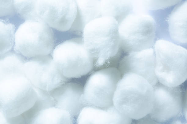 flauschige weiße baumwollblume, makroweiße baumwolltextur, verwenden sie watte isoliert auf einem weißen hintergrund. - cotton flower textile macro stock-fotos und bilder