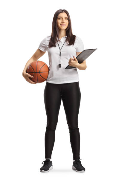 portrait en pied d’une entraîneuse de basket-ball avec un sifflet tenant un presse-papiers - sports car photos et images de collection