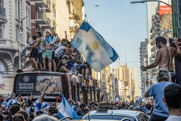 célébrations dans les rues de la ville de buenos aires pour le triomphe à la coupe du monde de football. - argentinian ethnicity photos et images de collection