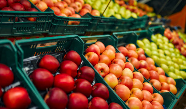 al negozio di frutta e verdura - frutta foto e immagini stock