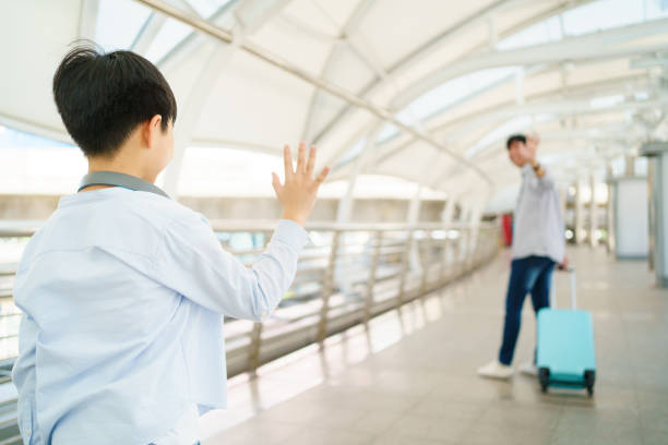 boy waving hand to his dad. - separation airport child waving imagens e fotografias de stock