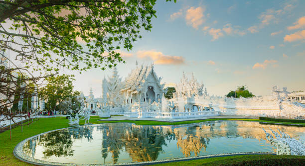 wat rong khun, thailand, wat rong khun, auch bekannt als der weiße tempel, in chiang rai, thailand. panorama weißer tempple thaialnd - rong river khun wat thailand stock-fotos und bilder