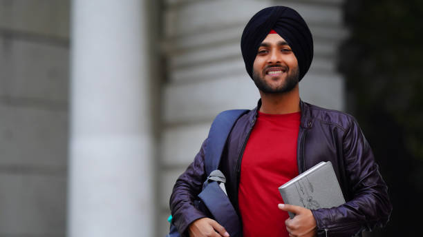 giovane ragazzo punjabi con la sicurezza e la borsa - sikhism foto e immagini stock