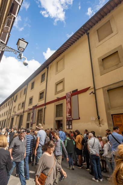 イタリアのトスカーナ州フィレンツェにあるアカデミア美術館で列に並ぶ - michelangelos david 写真 ストックフォトと画像
