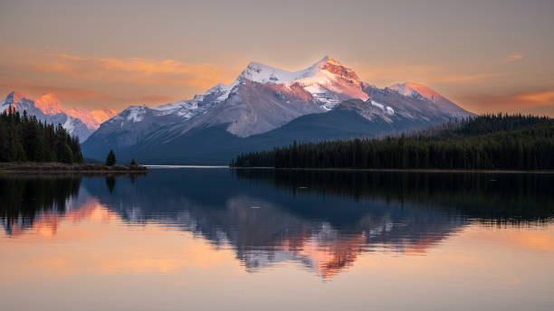 maligne lake - mare in canada - montagne rocciose - tramonto - lago maligne foto e immagini stock