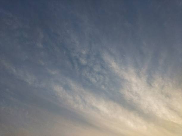 위대한 예술적 권운 불꽃 구름이 저녁 하늘에 떠 있습니다. - 라거 뉴스 사진 이미지