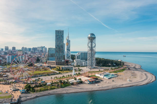 foto de drone de batumi, resort georgiano no mar negro, vista panorâmica aérea do centro da cidade com roda gigante e arranha-céus modernos - ajaria - fotografias e filmes do acervo