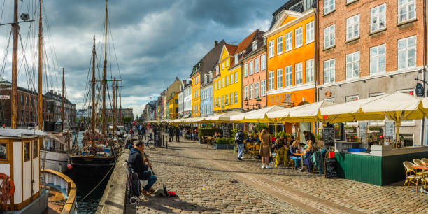 copenaghen persone caffè all'aperto bar ristoranti nyhavn panorama del lungomare danimarca - nyhavn canal foto e immagini stock