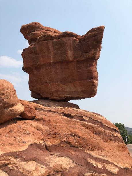 balanced rock - garden of the gods, colorado  - colorado springs - garden of the gods imagens e fotografias de stock