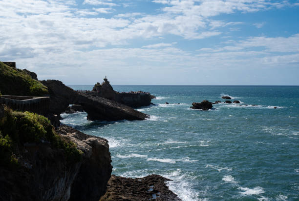 vista de uma costa em biarritz, frança, no verão com céu azul - rocher de la vierge - fotografias e filmes do acervo