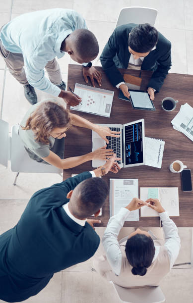 pianificazione, gestione dei progetti e marketing con uomini d'affari in incontro per la ricerca, la strategia e gli obiettivi con laptop. crescita, analisi e collaborazione con i dipendenti in sede aziendale - meeting document working people foto e immagini stock