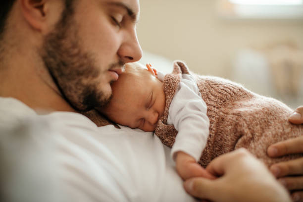 Cтоковое фото Новорожденный ребенок спит на руках у отца